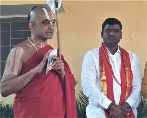 ఒక ఆధ్యాత్మిక గురువుతో కలిసి సామాజిక కార్యక్రమంలో గౌరి సతీష్