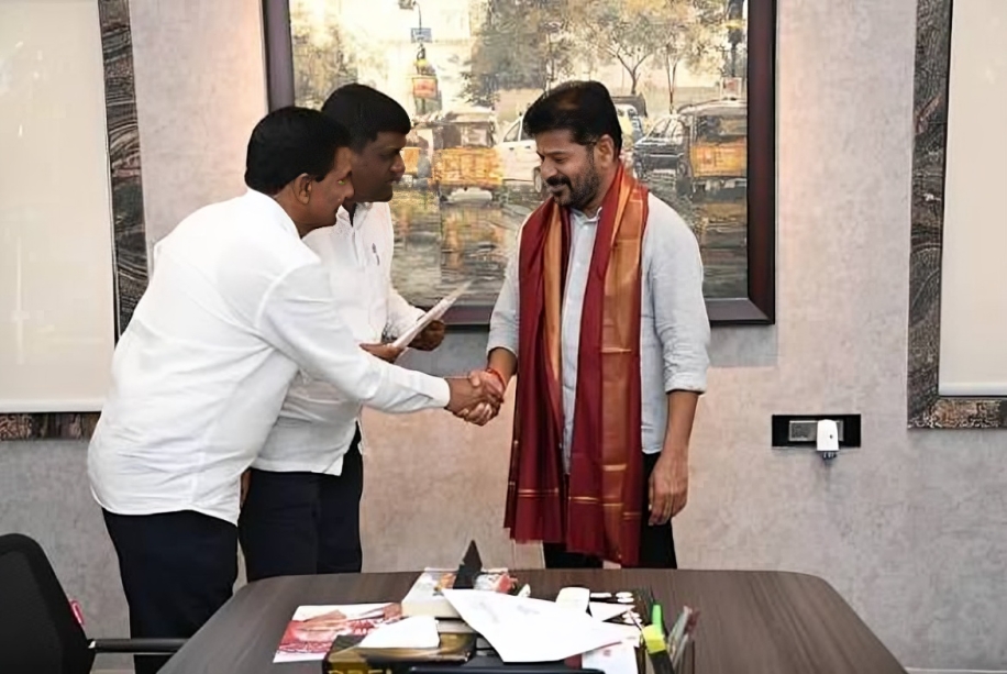 Gouri Satish handing a written submission to the Chief Minister on an education issue