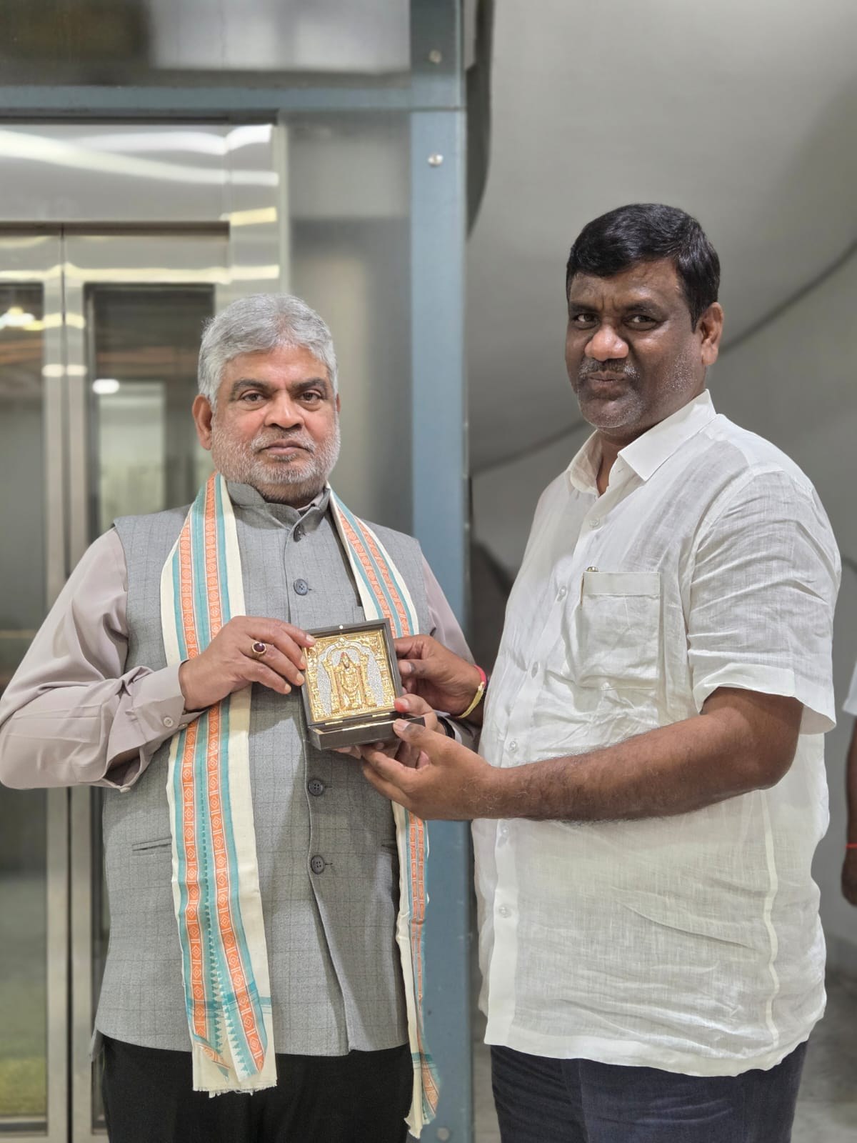 Gouri Satish presenting a memento